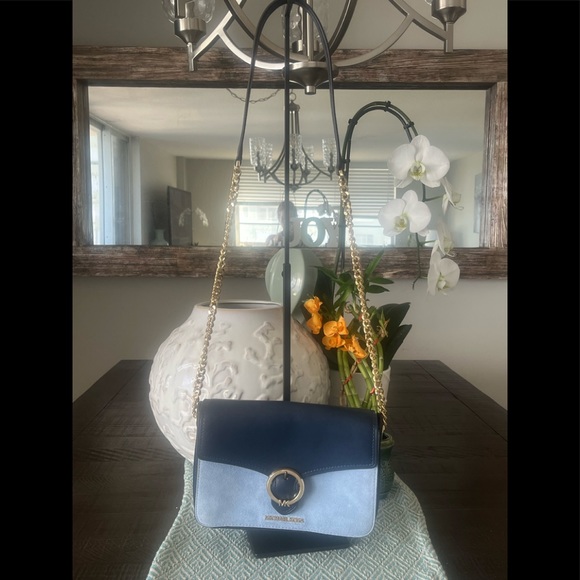 Michael Kors Cross Body (Blue) w/Gold Hardware. - Picture 3 of 9